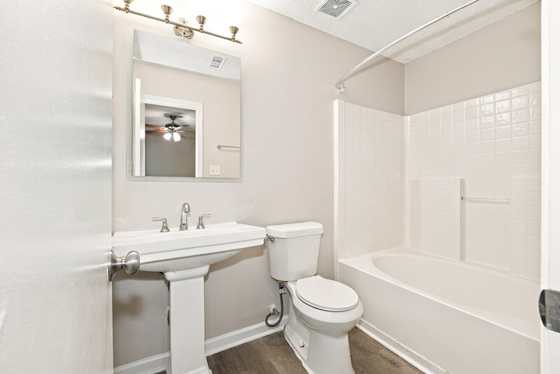 1,825/Mo, 11926 Stewarts Crossing Dr Charlotte, NC 28215 Primary Bathroom View