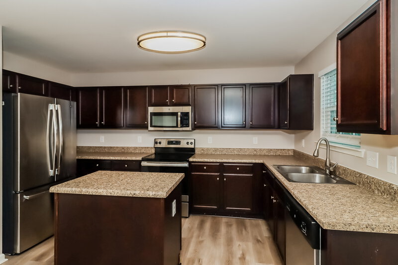 1,810/Mo, 4941 Broad Leaf Ct Dallas, NC 28034 Kitchen View 2