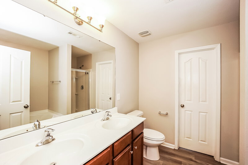 1,910/Mo, 1125 Swearngan Ridge Ct Charlotte, NC 28216 Main Bathroom View
