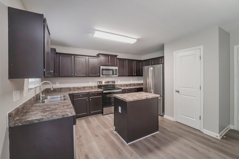 1,935/Mo, 3824 Alexander Forest Dr Charlotte, NC 28269 Kitchen View 2