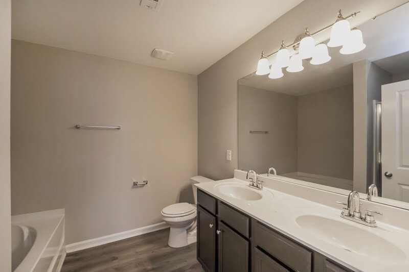 1,935/Mo, 3824 Alexander Forest Dr Charlotte, NC 28269 Main Bathroom View