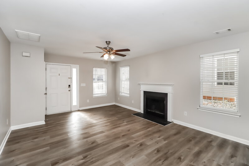 1,925/Mo, 5814 Twin Brook Dr Charlotte, NC 28269 Living Room View