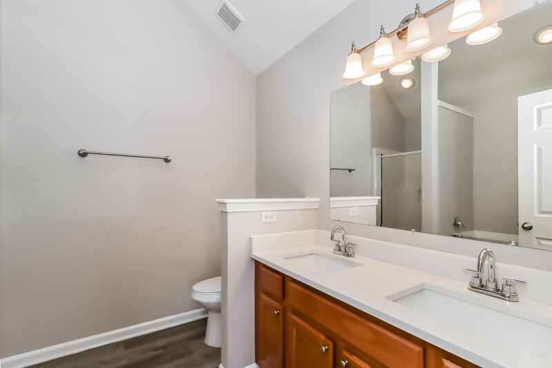 1,925/Mo, 5814 Twin Brook Dr Charlotte, NC 28269 Main Bathroom View