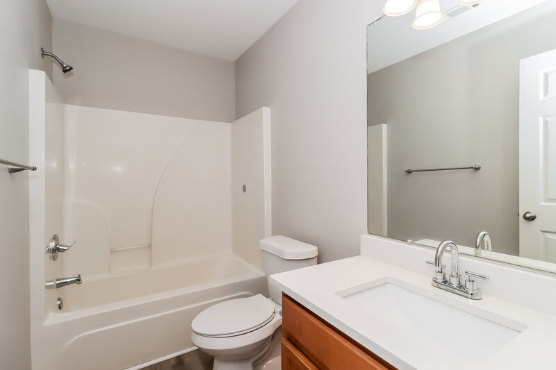 1,925/Mo, 5814 Twin Brook Dr Charlotte, NC 28269 Bathroom View