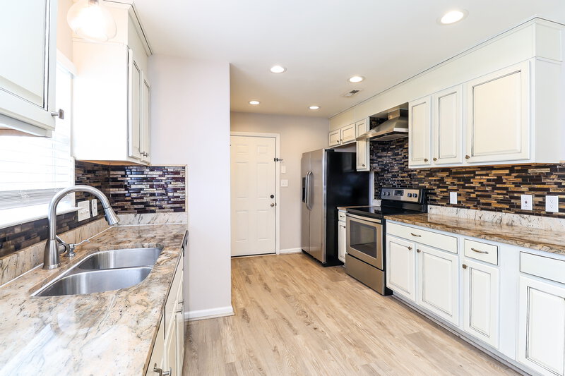 2,040/Mo, 3620 Luton Ct Charlotte, NC 28262 Kitchen View