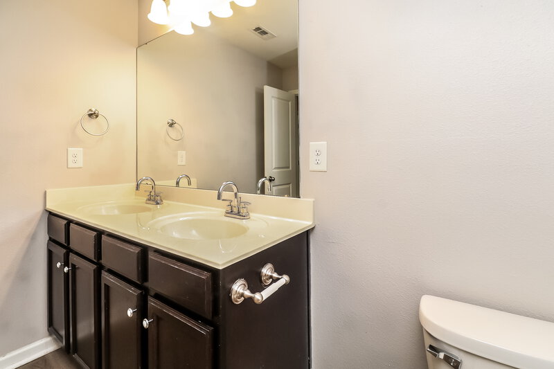 1,945/Mo, 1933 Eastway Dr Dallas, NC 28034 Main Bathroom View