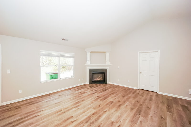 1,810/Mo, 7013 Sunman Rd Charlotte, NC 28216 Living Room View