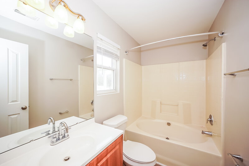 1,810/Mo, 7013 Sunman Rd Charlotte, NC 28216 Main Bathroom View