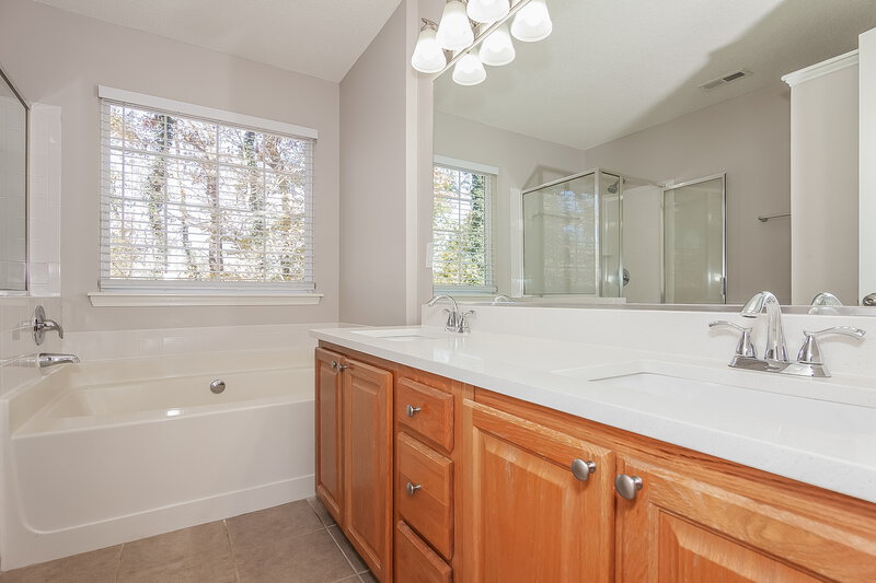 2,250/Mo, 5513 Brook Falls Ct Unit 13 Charlotte, NC 28269 Main Bathroom View