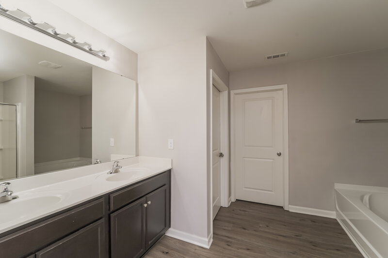 2,020/Mo, 6904 Broad Valley Ct Charlotte, NC 28216 Main Bathroom View