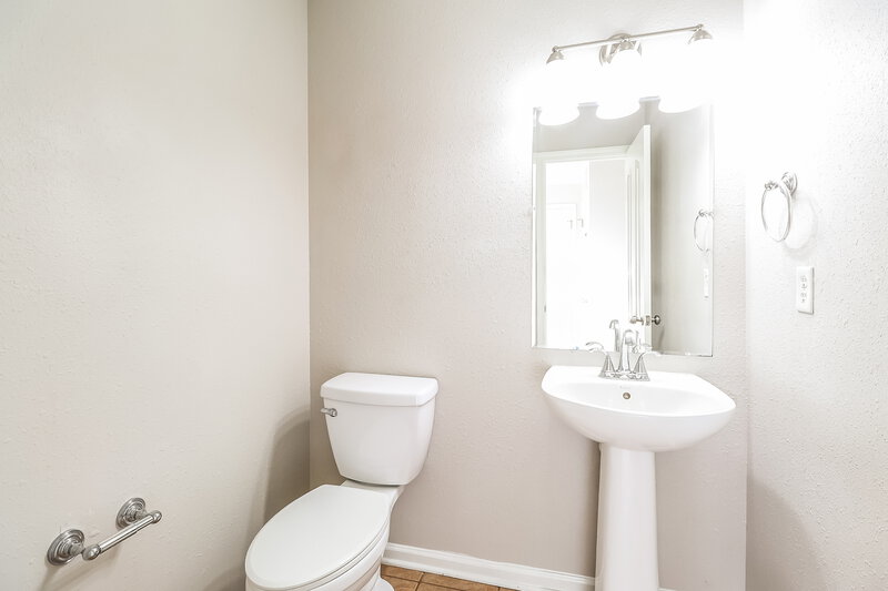 2,220/Mo, 4521 Oakburn Drive Charlotte, NC 28269 Bathroom View 2