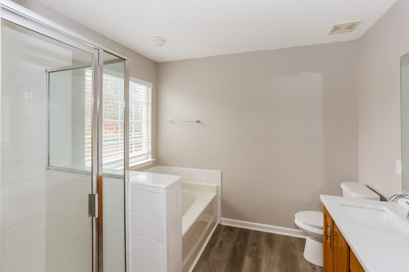 3,710/Mo, 5719 Falls Ridge Ln Charlotte, NC 28269 Main Bathroom View