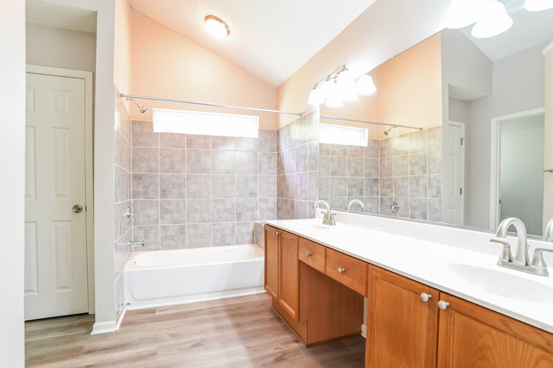 2,180/Mo, 3522 Mayspring Pl Charlotte, NC 28269 Main Bathroom View