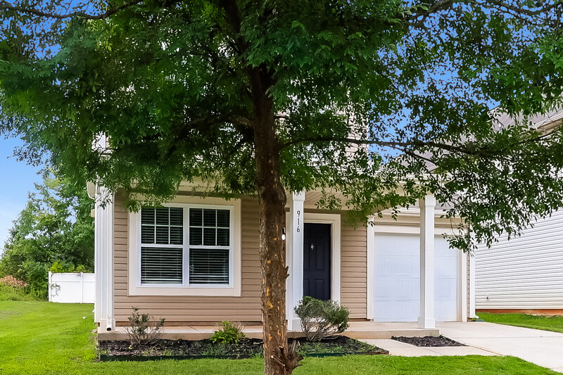 2,065/Mo, 916 Harrier Rd Charlotte, NC 28216 Front View
