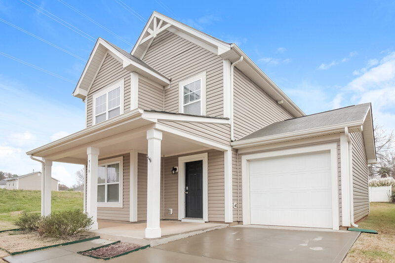 2,200/Mo, 916 Harrier Rd Charlotte, NC 28216 Front View 2