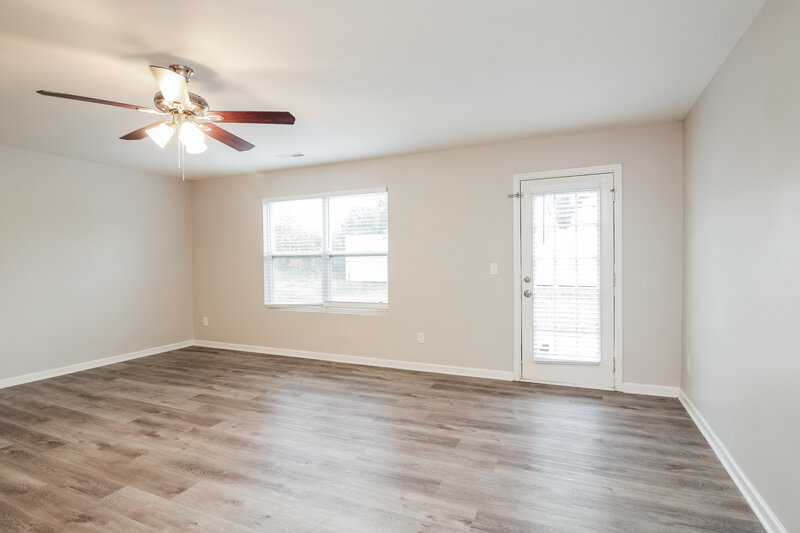 2,200/Mo, 916 Harrier Rd Charlotte, NC 28216 Living Room View 2