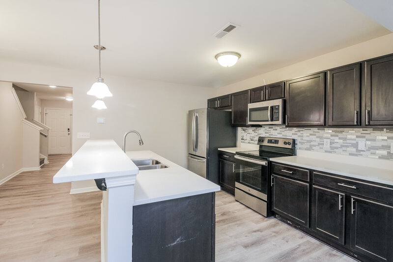 2,200/Mo, 916 Harrier Rd Charlotte, NC 28216 Kitchen View