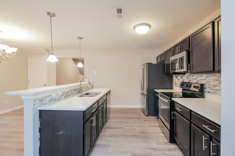 2,200/Mo, 916 Harrier Rd Charlotte, NC 28216 Kitchen View 2