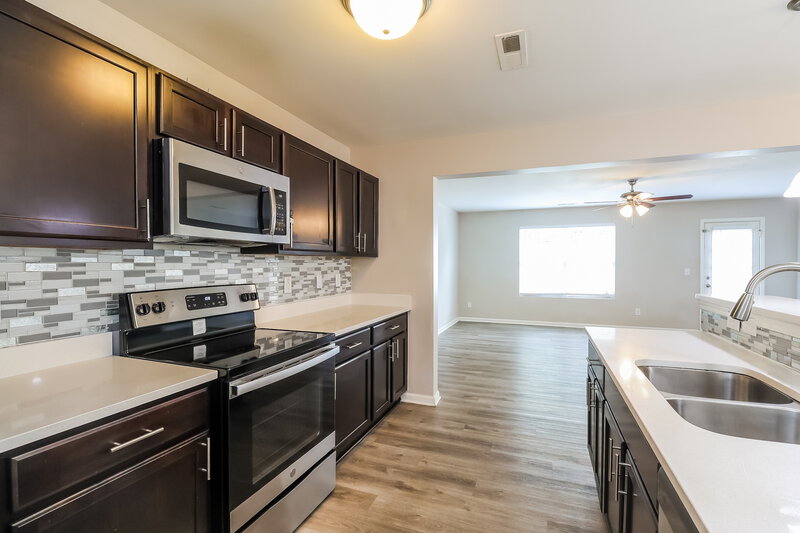 2,065/Mo, 916 Harrier Rd Charlotte, NC 28216 Kitchen View 2