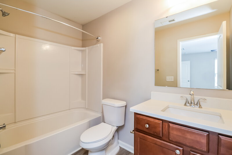 2,065/Mo, 916 Harrier Rd Charlotte, NC 28216 Main Bathroom View