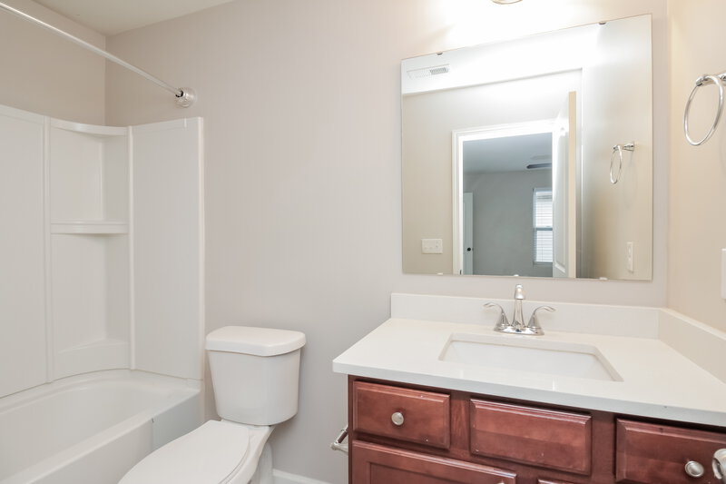 2,200/Mo, 916 Harrier Rd Charlotte, NC 28216 Main Bathroom View