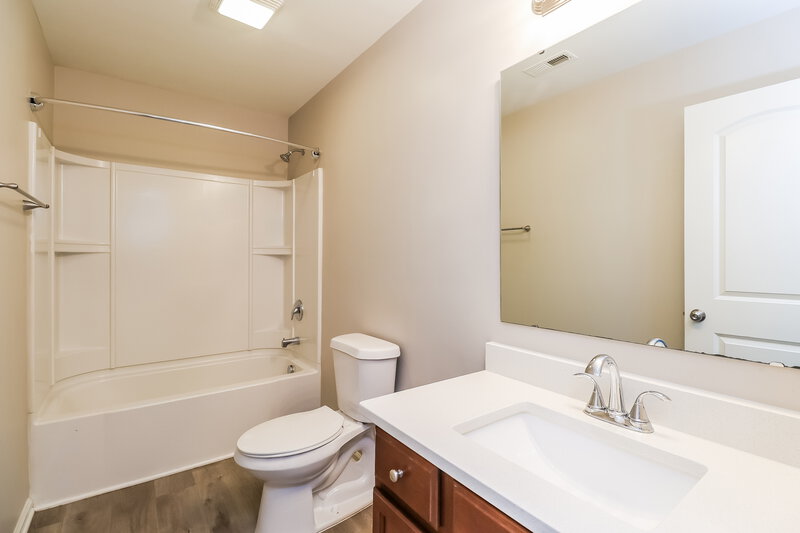 2,065/Mo, 916 Harrier Rd Charlotte, NC 28216 Bathroom View