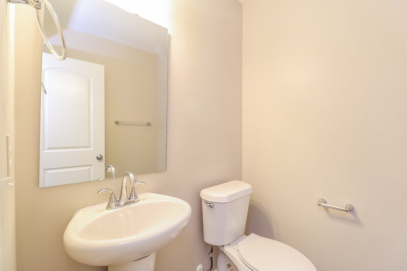 2,065/Mo, 916 Harrier Rd Charlotte, NC 28216 Bathroom View 2