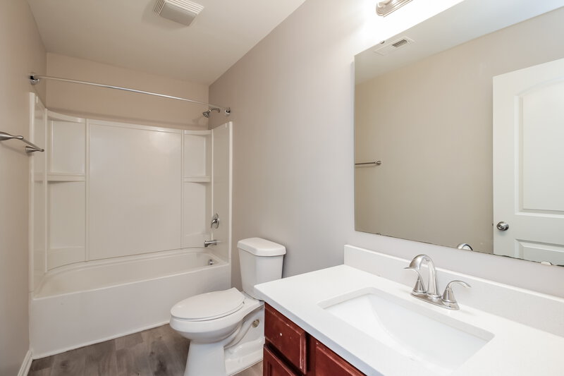 2,200/Mo, 916 Harrier Rd Charlotte, NC 28216 Bathroom View