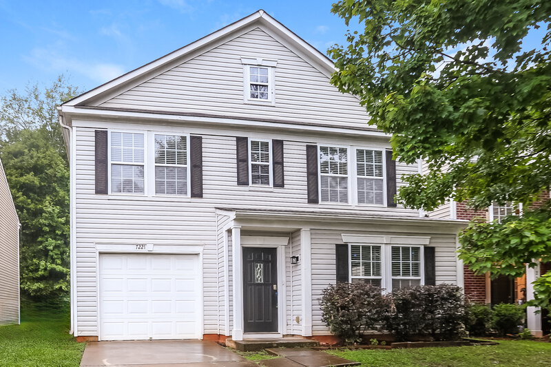 1,945/Mo, 7221 Fox Point Dr Charlotte, NC 28269 Front View