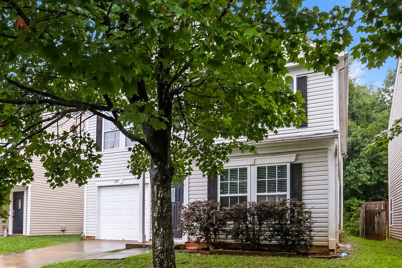 1,945/Mo, 7221 Fox Point Dr Charlotte, NC 28269 Front View 2