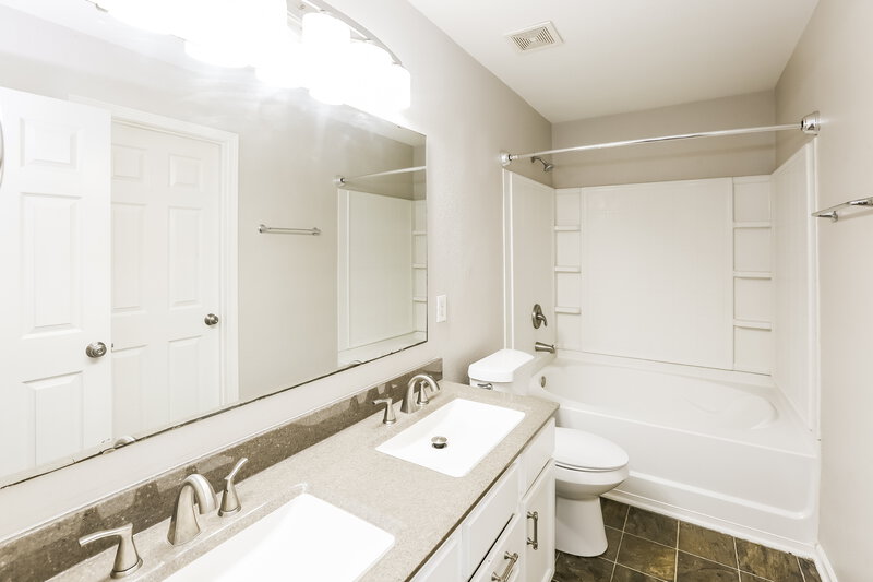1,945/Mo, 7221 Fox Point Dr Charlotte, NC 28269 Main Bathroom View