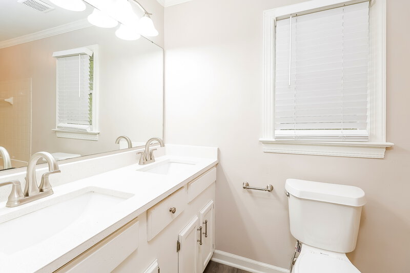 1,825/Mo, 2410 Wildburne Ct Charlotte, NC 28262 Main Bathroom View