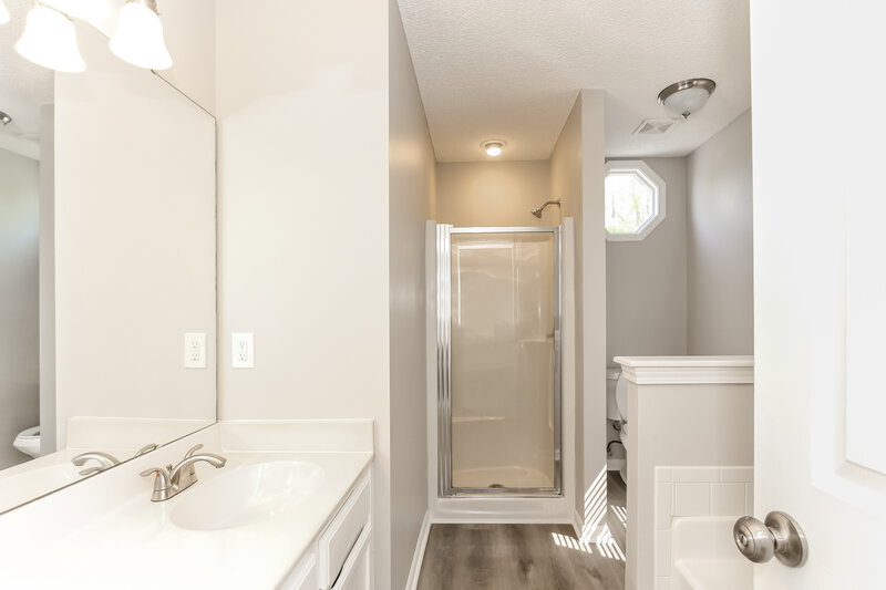 2,900/Mo, 6116 Red Clover Ln Charlotte, NC 28269 Main Bathroom View