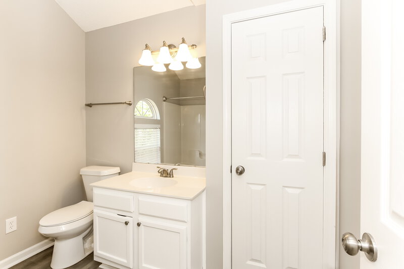 2,900/Mo, 6116 Red Clover Ln Charlotte, NC 28269 Bathroom View