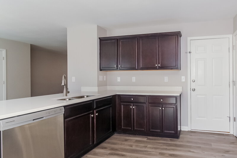 1,830/Mo, 5410 Park Brook Dr Charlotte, NC 28269 Kitchen View 2