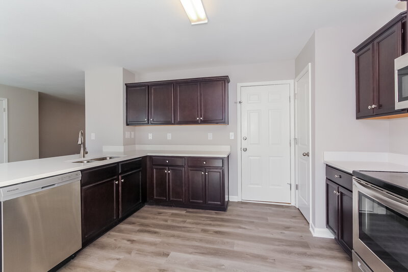 1,830/Mo, 5410 Park Brook Dr Charlotte, NC 28269 Kitchen View 3