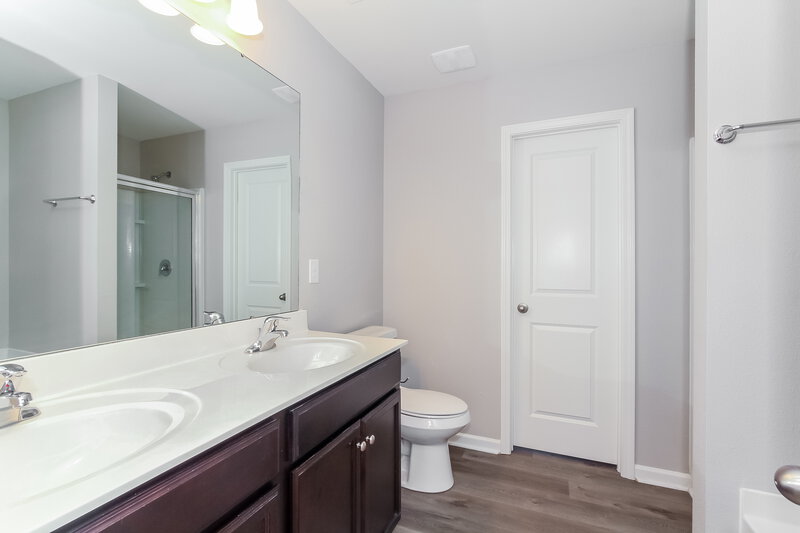 1,830/Mo, 5410 Park Brook Dr Charlotte, NC 28269 Main Bathroom View