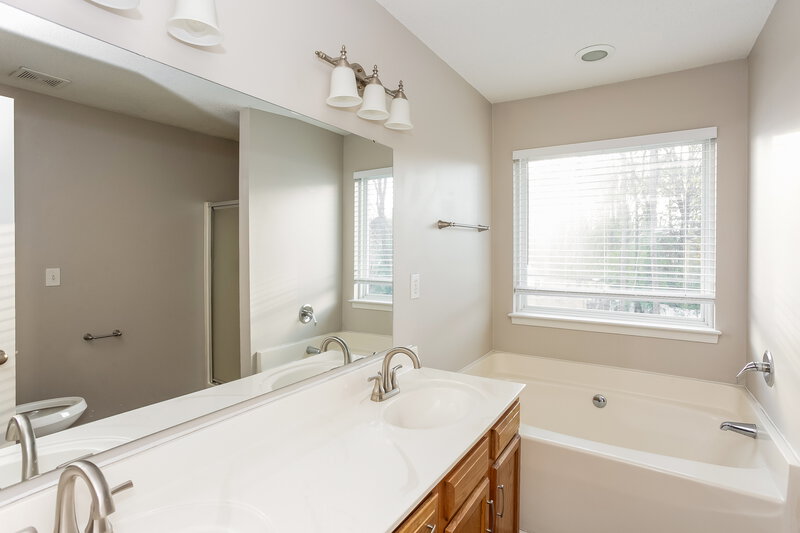 1,935/Mo, 4924 Rosena Dr Charlotte, NC 28227 Main Bathroom View