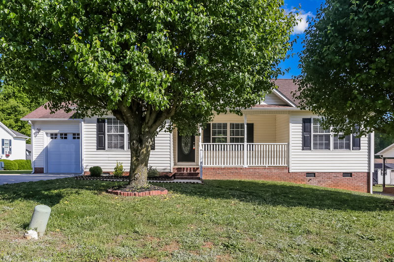 1,800/Mo, 610 Helms Dr Lowell, NC 28098 External View