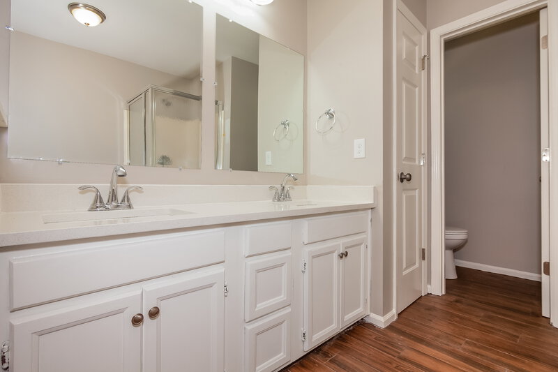 2,315/Mo, 2401 Katherine Kiker Rd Charlotte, NC 28213 Main Bathroom View