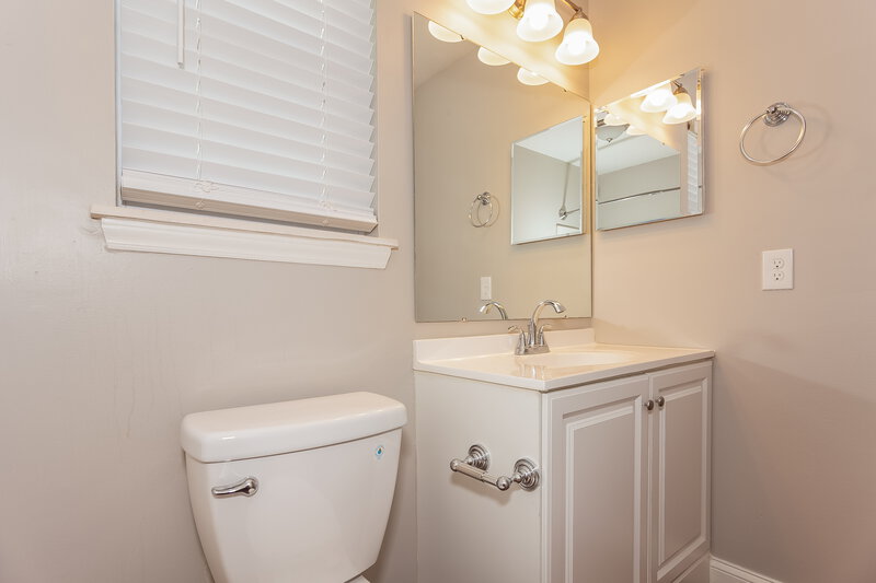 2,315/Mo, 2401 Katherine Kiker Rd Charlotte, NC 28213 Bathroom View