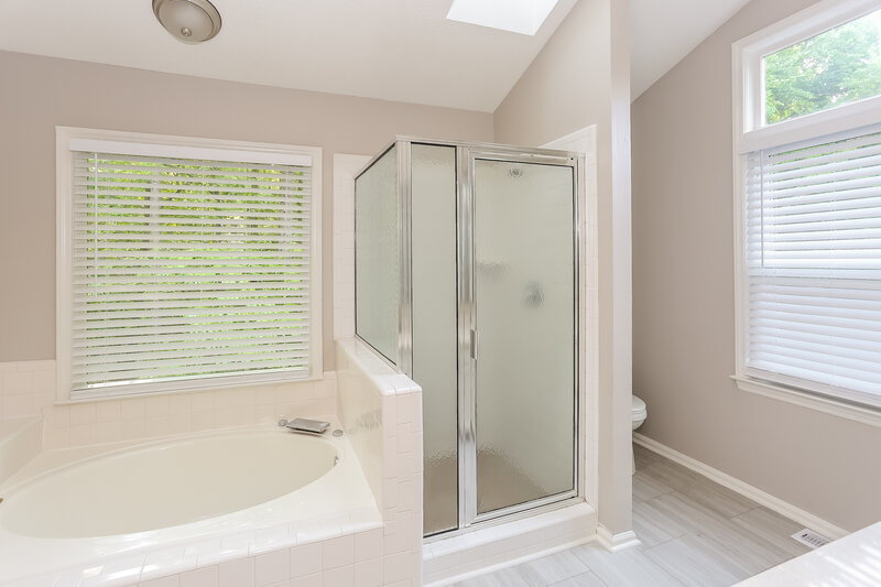 2,315/Mo, 7311 Glen Brook Ln Charlotte, NC 28269 Main Bathroom View