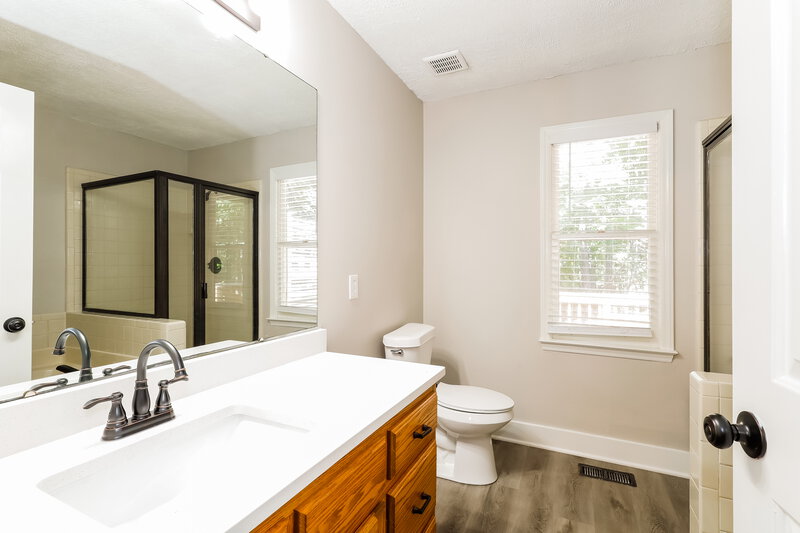 1,825/Mo, 5406 Branch St Charlotte, NC 28215 Main Bathroom View