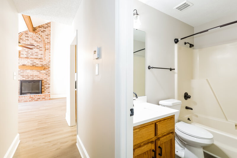 1,825/Mo, 5406 Branch St Charlotte, NC 28215 Bathroom View