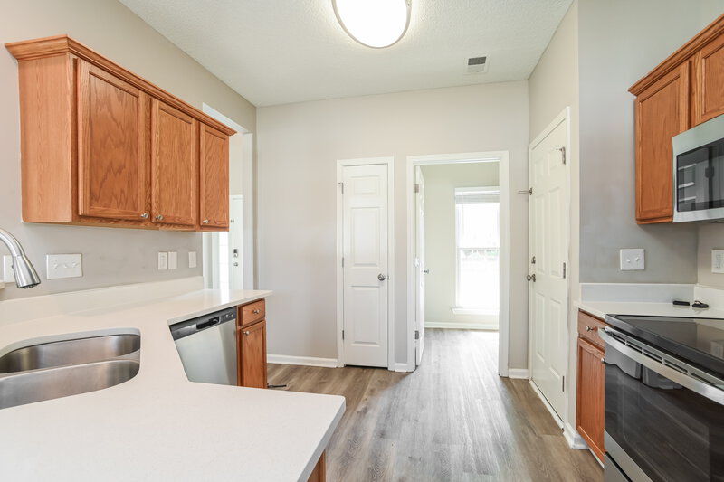 2,100/Mo, 226 Everett Park Dr Mooresville, NC 28115 Kitchen View 2