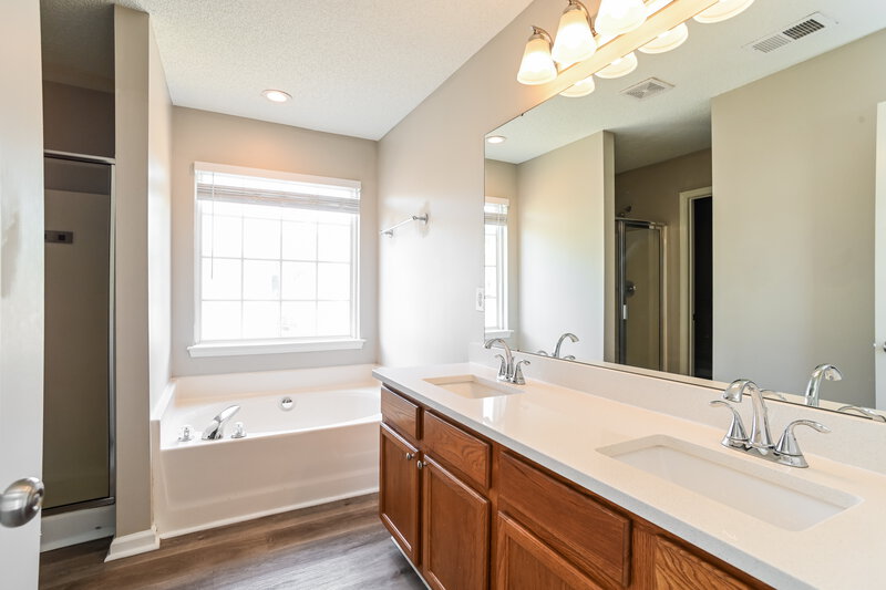2,100/Mo, 226 Everett Park Dr Mooresville, NC 28115 Main Bathroom View