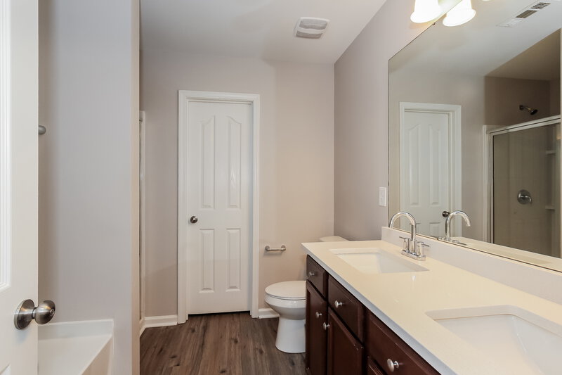 3,980/Mo, 9510 Pond Vista Court Charlotte, NC 28216 Main Bathroom View