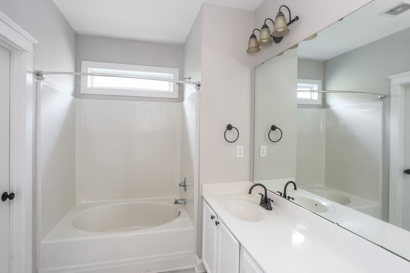 2,015/Mo, 3918 Wilgrove Way Dr Charlotte, NC 28213 Main Bathroom View