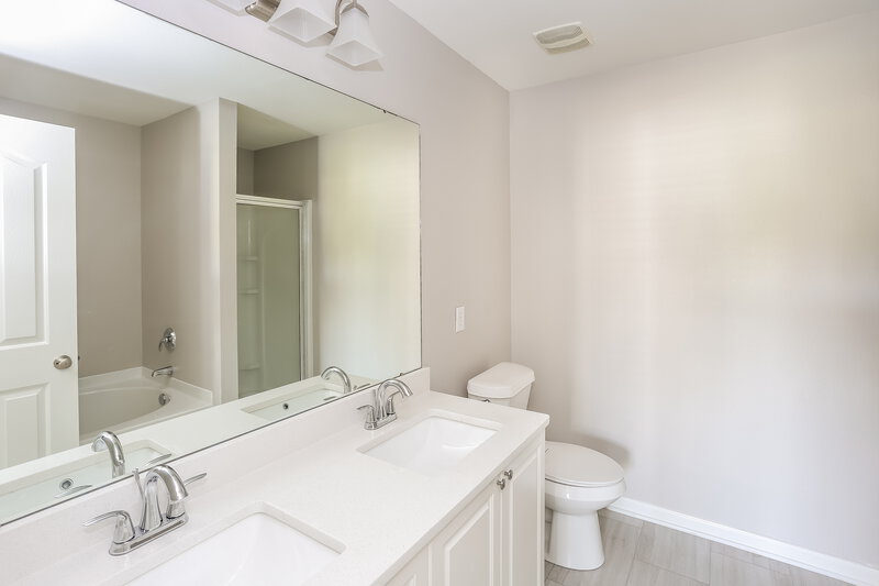 1,920/Mo, 716 Overlook Rd Lowell, NC 28098 Main Bathroom View