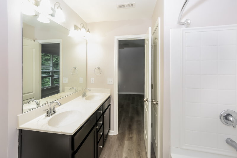 1,915/Mo, 6315 Sydney Mae Charlotte, NC 28262 Main Bathroom View